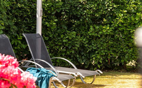 Sari - 250M from the Sea: Mueble Para Exteriores, Sombra, Jardín, Silla, Sunlounger, Patio Interior