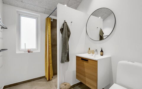 Ivar - 300M from the Sea: Piso, Suelo, Madera, Arreglo De Tubería, Diseño De Interiores, Plomería, Mueble De Baño, Grifo, Baño, Espejo