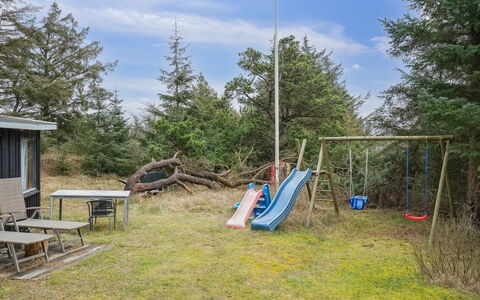 Velika - 1.2Km from the Sea: Techo, Casa, El Terreno Del Lote, Casa, Cabaña, Inmuebles, Edificios Del Jardín, Sombra, Cuarto De Troncos, Paisajismo