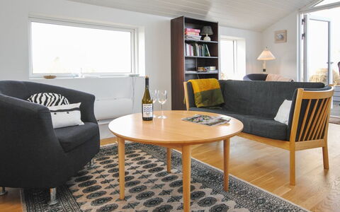 Hilmer - 250M from the Sea: Mueble, Diseño De Interiores, Piso, Suelo, Sofá, Madera, Sala, Habitación, Casa, Mesa