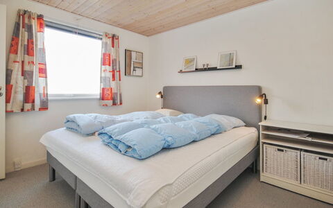Hilmer - 250M from the Sea: Cama, Habitación, Diseño De Interiores, Mueble, Sábana, Lecho, Madera, Techo, Suelo, Habitación