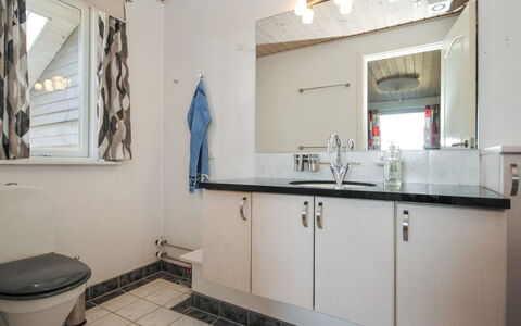 Hilmer - 250M from the Sea: Arreglo De Tubería, Lavabo, Diseño De Interiores, Piso, Baño, Grifo, Lavabo Del Baño, Suelo, Mueble De Baño, Plomería