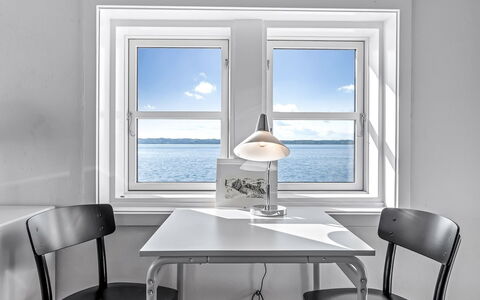 Adils - 5M from the Sea: Mueble, Diseño De Interiores, Piso, Madera, Suelo, Techo, Suelos De Madera, Silla, Mesa, Encendiendo
