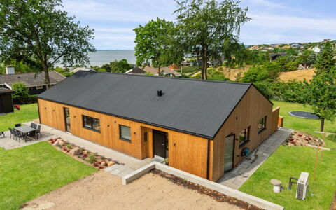 Edina - 350M from the Sea: Arquitectura, Techo, Casa, Material Compuesto, La Luz Del Día, Vía Muerta, Entrada De Coches