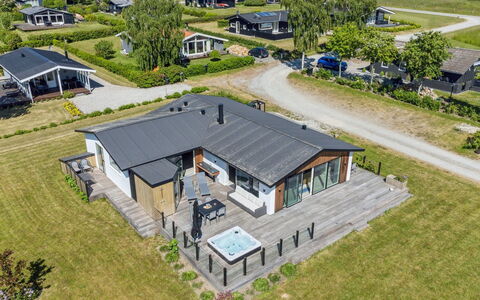 Niska - 200M from the Sea: Techo, Casa, Puerta, Cabaña, Sombra, Vía Muerta, Yarda, Inmuebles, Patio Interior
