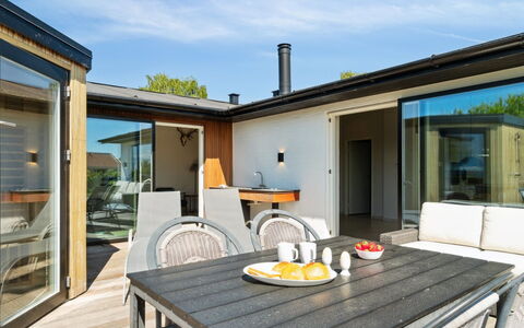 Niska - 200M from the Sea: Techo, Casa, Puerta, Cabaña, Sombra, Vía Muerta, Yarda, Inmuebles, Patio Interior