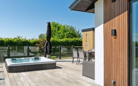 Niska - 200M from the Sea: Techo, Casa, Puerta, Cabaña, Sombra, Vía Muerta, Yarda, Inmuebles, Patio Interior