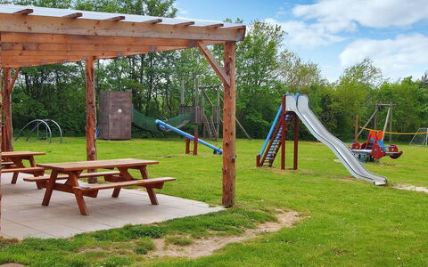 Herta: Madera, Equipo De Juego Exterior, Espacio Publico, Mesa De Picnic, Patio De Recreo, Parque, Mesa Al Aire Libre, Sombra, Ocio, Jardín