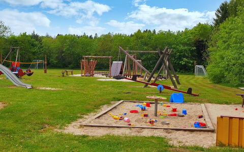 Herta: Tobogán, Equipo De Juego Exterior, Espacio Publico, Patio De Recreo, Tolva, Asentamientos Humanos, Recreación, Parque, Jardín, Ocio