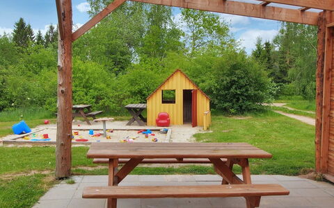 Herta: Madera, Equipo De Juego Exterior, Jardín, Manchas De Madera, Patio Interior, Parque, Sombra, Edificios Del Jardín, Mesa De Picnic, Patio De Recreo