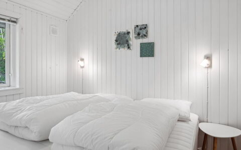 Herta: Habitación, Cama, Blanco, Lecho, Sábana, Madera, Techo, Diseño De Interiores, Linos, Encendiendo