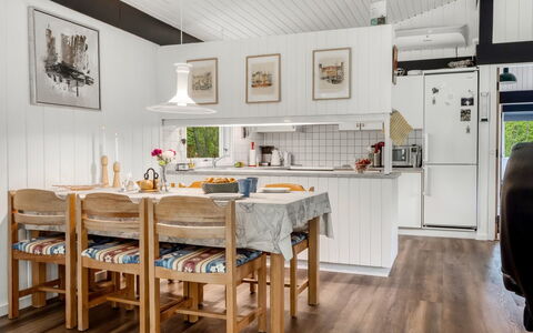 Borka - 1.2Km from the Sea: Mueble, Diseño De Interiores, Cocina, Madera, Techo, Piso, Mostrador, Cocina Y Comedor Mesa, Suelo, Silla