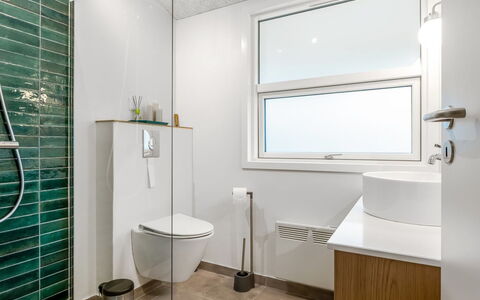 Borka - 1.2Km from the Sea: Baño, Diseño De Interiores, Piso, Pared, Arreglo De Tubería, Suelo, Baño, Techo, Plomería, Vaso
