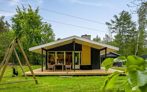 Borka - 1.2Km from the Sea: Madera, Casa, Techo, Cabaña, Porche, Sombra, Edificios Del Jardín, Casa De Campo, Vía Muerta, Césped