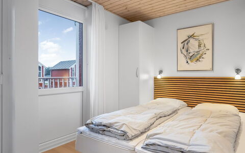 Rikhard - 800M from the Sea: Madera, Diseño De Interiores, Techo, Cama, Habitación, Mueble, Suelo, Piso, Habitación, Marco De La Cama