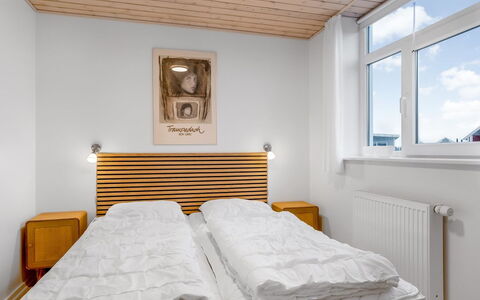 Rikhard - 800M from the Sea: Cama, Habitación, Mueble, Madera, Diseño De Interiores, Lecho, Sábana, Suelo, Piso, Techo