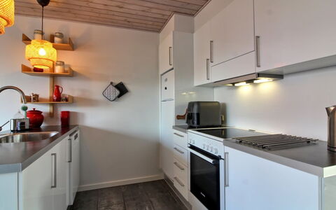 Rikhard - 800M from the Sea: Aparato De Cocina, Cocina, Mostrador, Mueble, Diseño De Interiores, Gabinetes, Piso, Electrodoméstico, Pared, Electrodoméstico