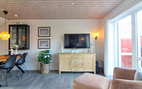 Rikhard - 800M from the Sea: Mueble, Diseño De Interiores, Piso, Pared, Suelo, Madera, Techo, Sala, Habitación, Mesa