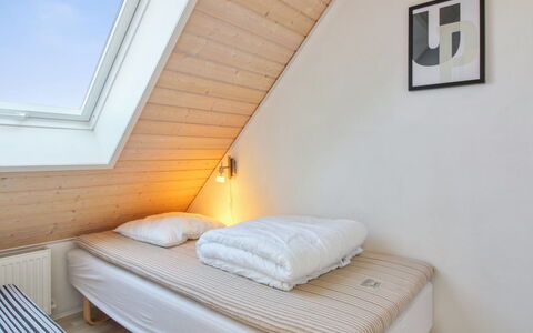 Alessandra - 500M from the Sea: Cama, Habitación, Madera, Suelo, Piso, Diseño De Interiores, Techo, Sábana, Lecho, Marco De La Cama