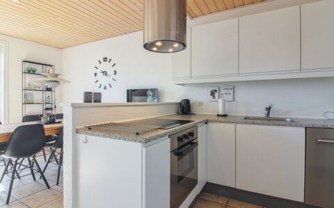 Alessandra - 500M from the Sea: Mostrador, Cocina, Diseño De Interiores, Mueble, Piso, Aparato De Cocina, Gabinetes, Suelo, Madera, Electrodoméstico