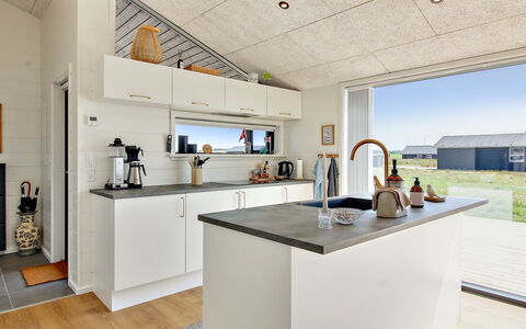 Serey - 1.4Km from the Sea: Cocina, Piso, Mostrador, Suelo, Techo, Diseño De Interiores, Aparato De Cocina, Gabinetes, Mueble, Electrodoméstico