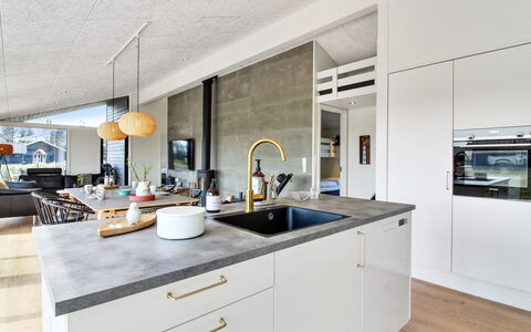 Serey - 1.4Km from the Sea: Cocina, Mostrador, Piso, Mueble, Diseño De Interiores, Madera, Suelo, Techo, Gabinetes, Aparato De Cocina