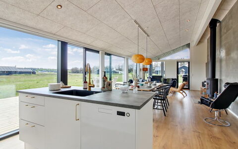 Serey - 1.4Km from the Sea: Techo, Silla, Cocina, Cocina Y Comedor Mesa, Mostrador, Diseño, Lámpara, Gabinetes, La Luz Del Día, Suelos De Madera