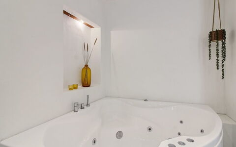 Maiti - 300M from the Sea: Bañera, Pared, Diseño De Interiores, Arreglo De Tubería, Baño, Piso, Techo, Encendiendo, Suelo, Plomería