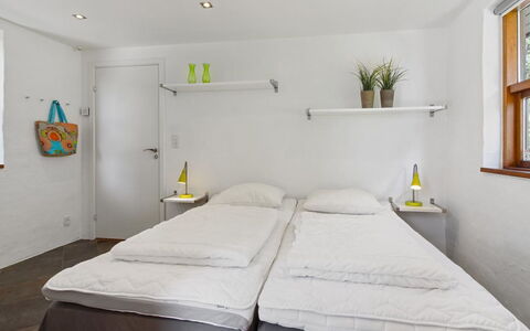 Maiti - 300M from the Sea: Mueble, Diseño De Interiores, Pared, Suelo, Piso, Cama, Habitación, Madera, Techo, Habitación