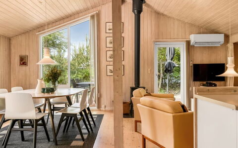 Anelisa - 1.2Km from the Sea: Diseño De Interiores, Piso, Madera, Suelo, Techo, Mueble, Suelos De Madera, Sala, Habitación, Lámpara