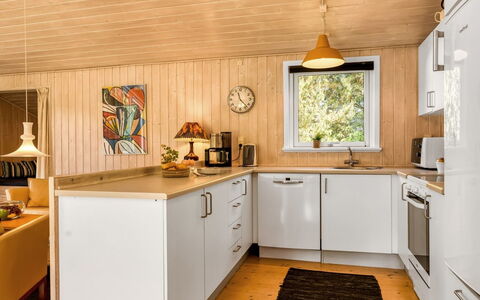 Anelisa - 1.2Km from the Sea: Cocina, Aparato De Cocina, Madera, Mostrador, Diseño De Interiores, Piso, Electrodoméstico, Mueble, Techo, Gabinetes