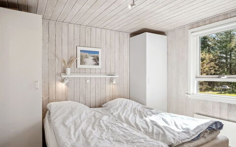 Anelisa - 1.2Km from the Sea: Habitación, Madera, Cama, Diseño De Interiores, Techo, Sábana, Lecho, Piso, Suelo, Mueble