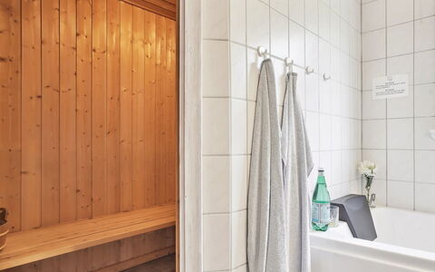 Anelisa - 1.2Km from the Sea: Madera, Piso, Suelo, Diseño De Interiores, Habitación, Plomería, Arreglo De Tubería, Loseta, Baño, Manchas De Madera