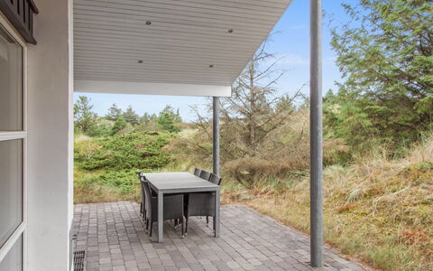 Heraldina - 1Km from the Sea: Mueble, Silla, Mesa, Mueble Para Exteriores, Mesa Al Aire Libre, Cocina Y Comedor Mesa, Paraguas, Sombra, Restaurante, Maceta