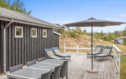 Heraldina - 1Km from the Sea: Mueble, Silla, Mesa, Mueble Para Exteriores, Mesa Al Aire Libre, Cocina Y Comedor Mesa, Paraguas, Sombra, Restaurante, Maceta