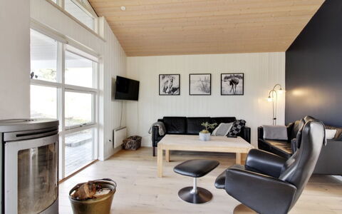 Heraldina - 1Km from the Sea: Piso, Diseño De Interiores, Madera, Techo, Suelo, Mueble, Suelos De Madera, Sala, Habitación, Encendiendo