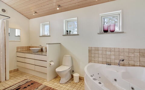 Heraldina - 1Km from the Sea: Piso, Diseño De Interiores, Suelo, Arreglo De Tubería, Pared, Baño, Techo, Madera, Plomería, Habitación