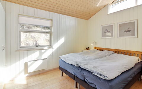 Heraldina - 1Km from the Sea: Madera, Habitación, Diseño De Interiores, Techo, Cama, Suelo, Piso, Sábana, Lecho, Habitación