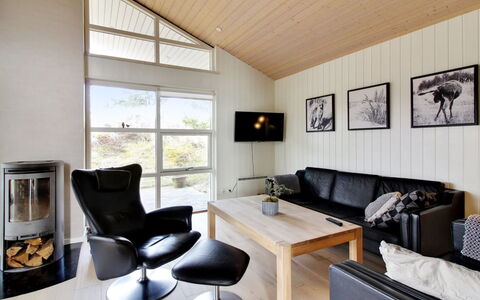 Heraldina - 1Km from the Sea: Diseño De Interiores, Piso, Madera, Techo, Sala, Sofá, Suelo, Mueble, Habitación, Encendiendo