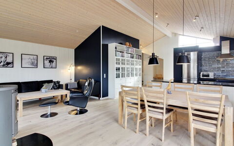Heraldina - 1Km from the Sea: Diseño De Interiores, Piso, Madera, Techo, Mueble, Suelo, Suelos De Madera, Sala, Casa, Lámpara