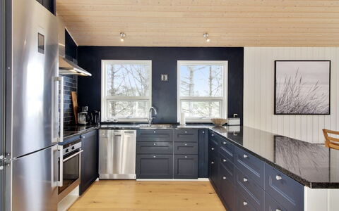 Heraldina - 1Km from the Sea: Cocina, Madera, Piso, Mostrador, Suelos De Madera, Gabinetes, Mueble, Diseño De Interiores, Aparato De Cocina, Suelo