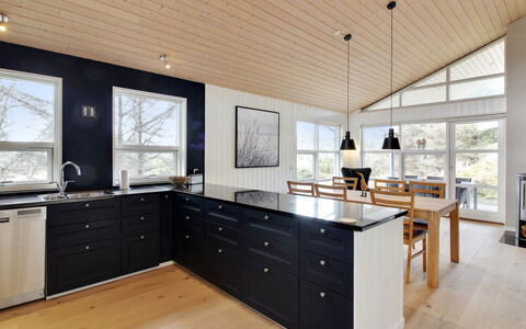 Heraldina - 1Km from the Sea: Madera, Piso, Techo, Suelos De Madera, Diseño De Interiores, Mostrador, Gabinetes, Suelo, Mueble, Cocina
