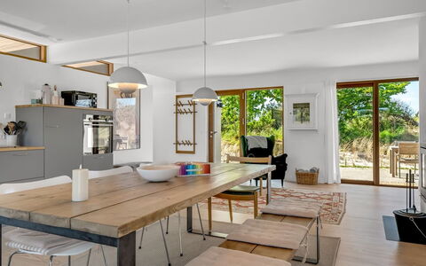Mumme - 700M from the Sea: Mueble, Diseño De Interiores, Piso, Silla, Suelo, Comedor, Mesa, Pared, Cocina Y Comedor Mesa, Lámpara