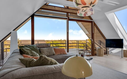 Mumme - 700M from the Sea: Mueble, Madera, Piso, Diseño De Interiores, Techo, Suelo, Sala, Casa, Encendiendo, Suelos De Madera