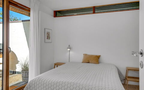 Mumme - 700M from the Sea: Diseño De Interiores, Pared, Piso, Habitación, Madera, Techo, Suelo, Cama, Mueble, Habitación
