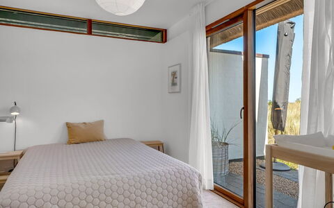 Mumme - 700M from the Sea: Diseño De Interiores, Mueble, Pared, Piso, Suelo, Madera, Habitación, Techo, Cama, Habitación