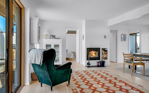Mumme - 700M from the Sea: Mueble, Diseño De Interiores, Piso, Suelo, Madera, Techo, Habitación, Sala, Silla, Suelos De Madera