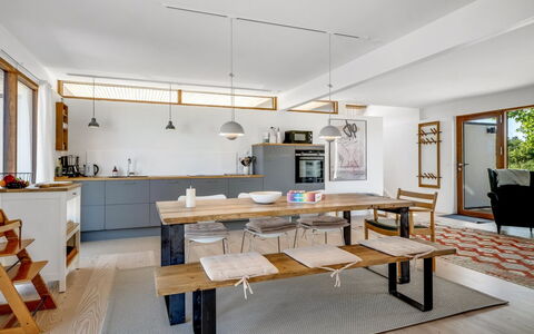 Mumme - 700M from the Sea: Mueble, Diseño De Interiores, Piso, Suelo, Madera, Mesa, Cocina Y Comedor Mesa, Silla, Techo, Cocina
