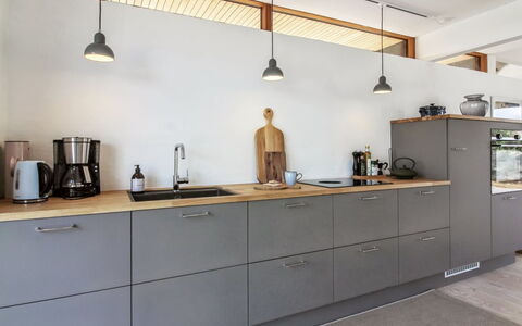 Mumme - 700M from the Sea: Cocina, Mostrador, Diseño De Interiores, Aparato De Cocina, Mueble, Gabinetes, Piso, Madera, Lámpara, Techo