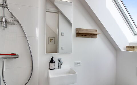Mumme - 700M from the Sea: Arreglo De Tubería, Baño, Diseño De Interiores, Piso, Techo, Suelo, Lavabo, Grifo, Plomería, Espejo